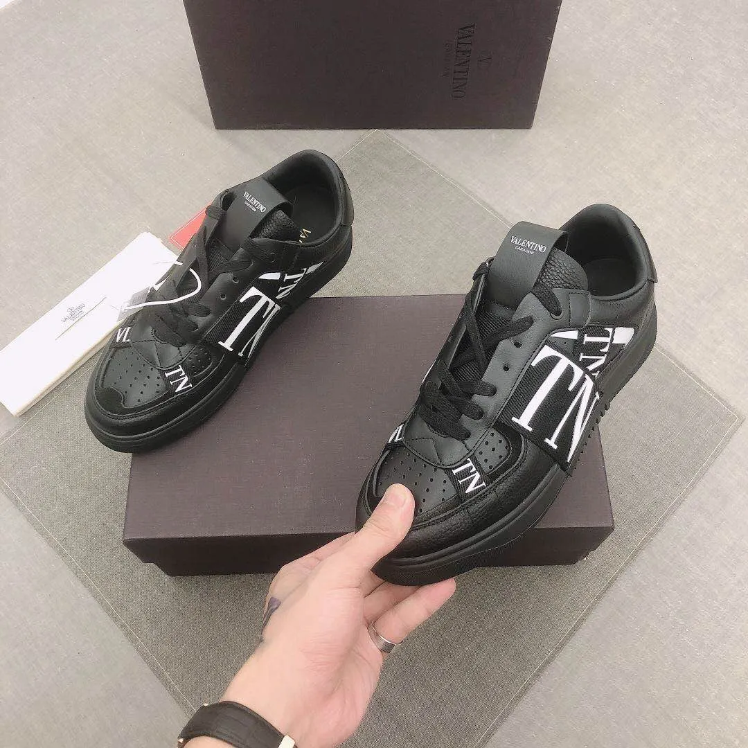 P440▫️V L7N spring and summer 🆕calf leather strap sneakers, no man should be able to refuse this style, classic color, so handsome! Purchase a high-precision replica of the original version to instantly sell off the market currency! 6 VLTN logo rubber effect straps - Valentino Garavani Logo printed on the back and tongue, all materials are customized to ensure quality! Size: 38/45 No. 018